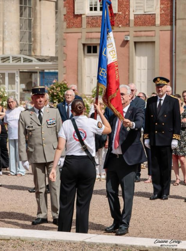 De gauche à droite le lieutenant-colonel Sylvain Tissier délégué militaire départemental adjoint Mademoiselle Lou Anne Matin jeune porte drapeau Monsieur Alin Le Tirant président du comité de Bernay et Monsieur Philippe Fournier Montgiel, Sous-préfet de Bernay